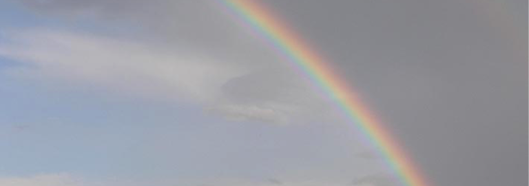 Himmel mit Regenbogen