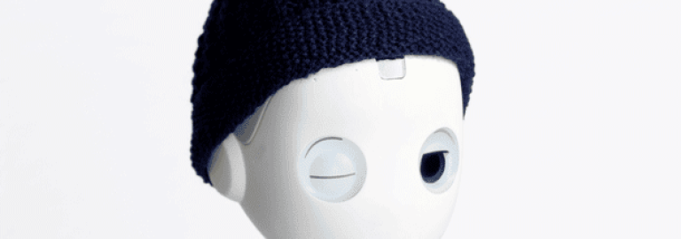 Robotergesicht mit Mütze