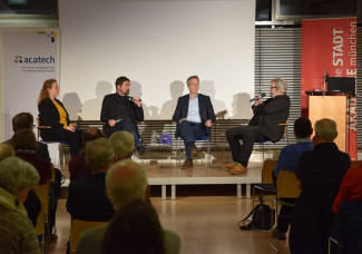 Luise Schnell (Stattbau München GmbH), Moderator Thomas Zeilinger (Beauftragter der Evangelisch-Lutherischen Kirche in Bayern für Ethik im Dialog mit Technologie und Naturwissenschaft), Georg Dunkel (Landeshauptstadt München, Mobilitätsreferat) und acatech Mitglied Klaus J. Beckmann (KJB.Kom) [v.l.n.r.] bei acatech am Dienstag in der Evangelische Stadtakademie München