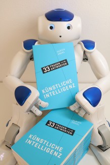 Nao-Roboter mit Buch